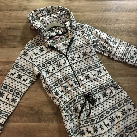 La Vie En Rose Soft Fleece Hooded Reindeer and Snowflake Onesie - Picture 13 of 16